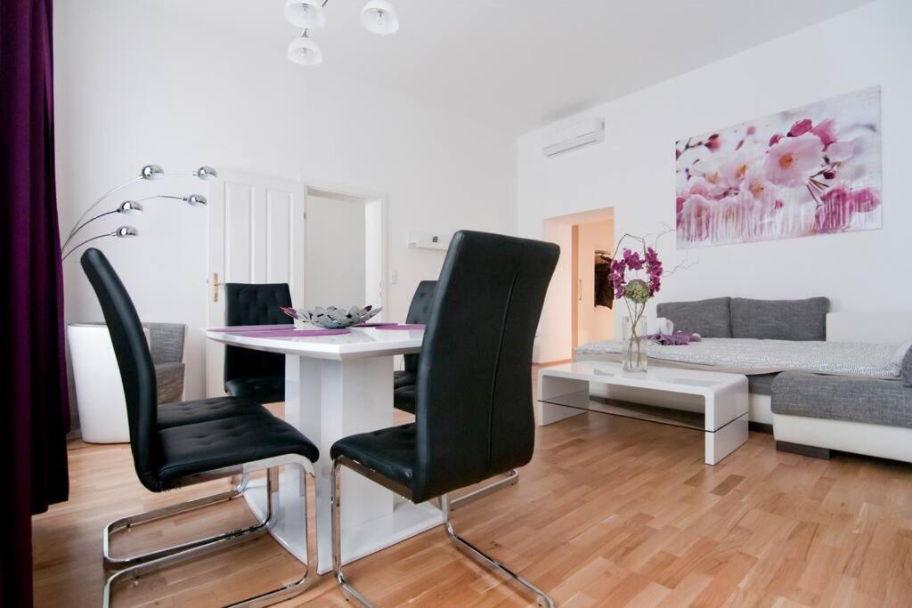 Cozy and spacious living room. Courtesy of the Booking website.