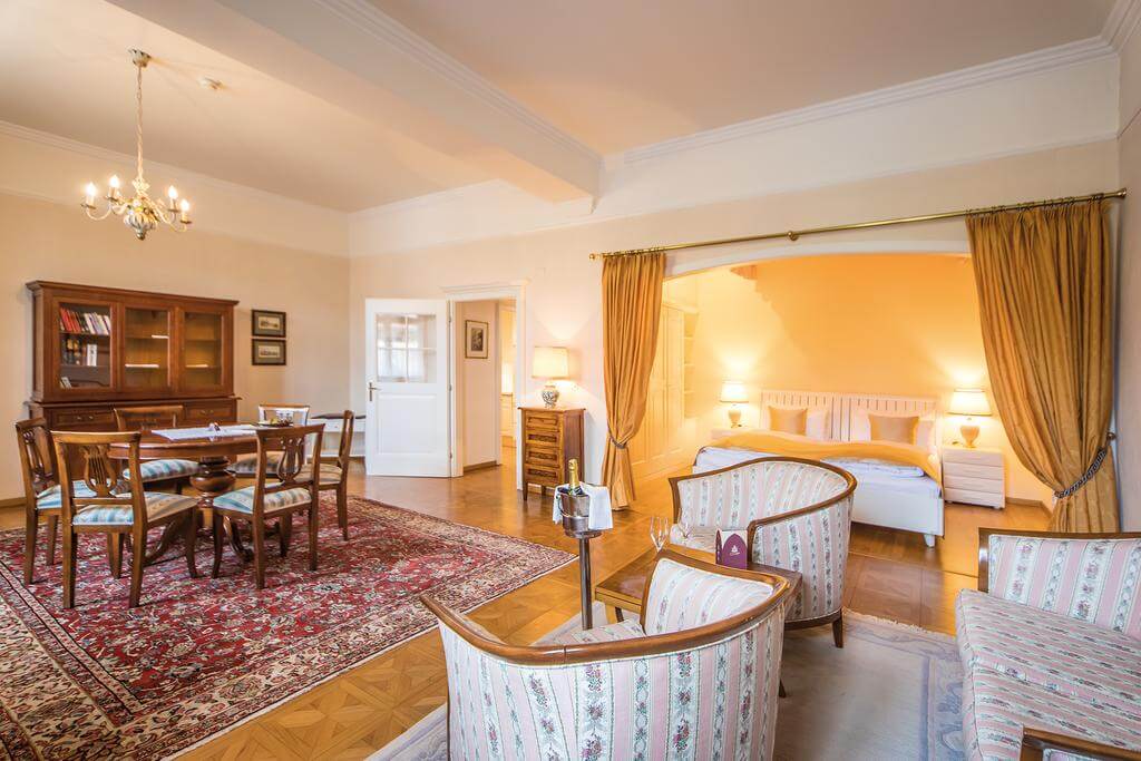 A luxurious hotel room. Courtesy of the Booking website