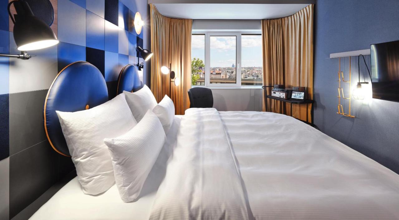 Rooms designed in a modern and pleasant style. Courtesy of Booking.com.