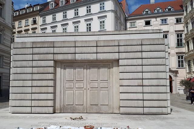 The monument in the heart of Judenplatz