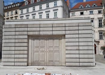 The monument in the heart of Jews' Square