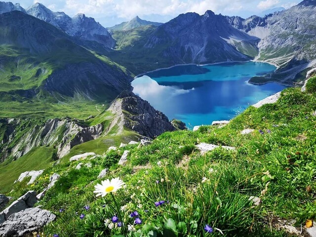 Lunaresa - the magnificent Moon Lake