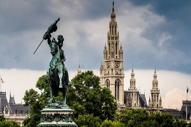 View from Heldenplatz towards City Hall