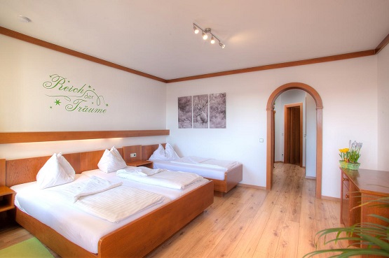 A spacious family room with a double bed and a single bed at Mathiasl Panorama Ferienwohnungen