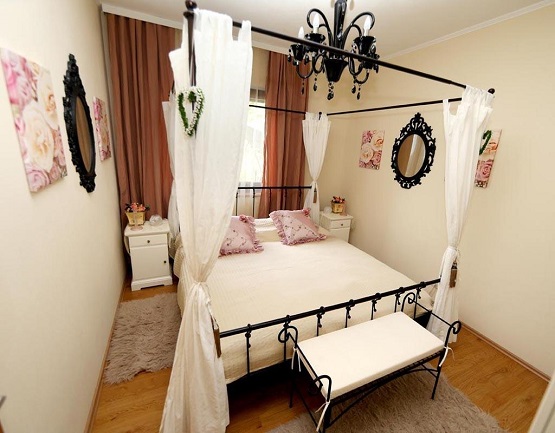 A uniquely designed bedroom with a four-poster bed at Waldvilla Linder