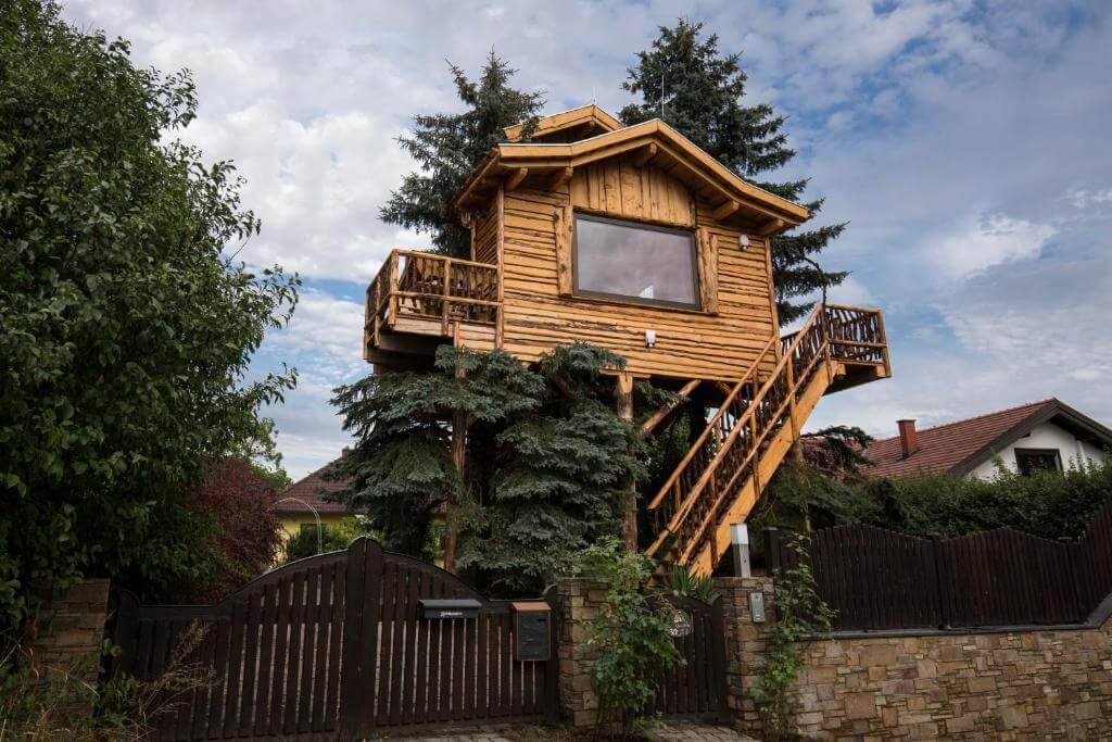 The wonderful tree house. Courtesy of the Booking website.