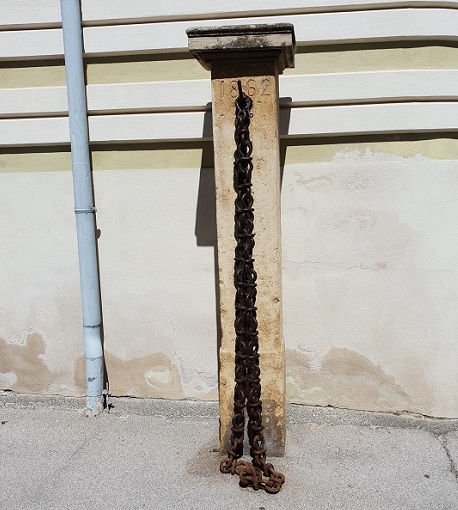 A chain in the Jewish ghetto of the city. It was used to close the street on Shabbat