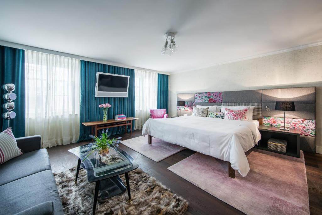 A well-equipped and central apartment. Courtesy of the Booking website.