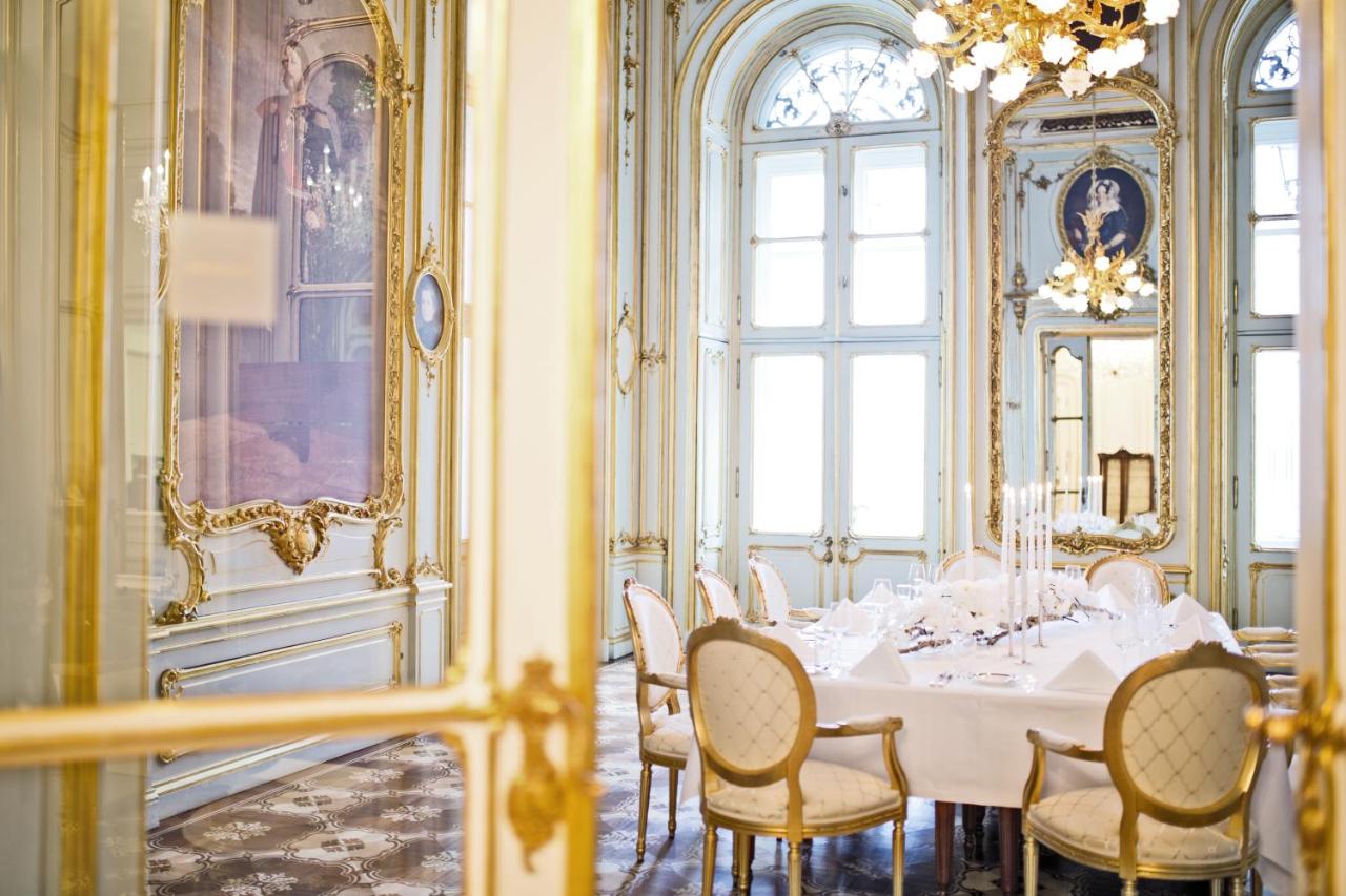 A royal atmosphere in a hotel that is a palace. Courtesy of the Booking website.