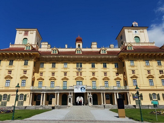 The entrance to the palace