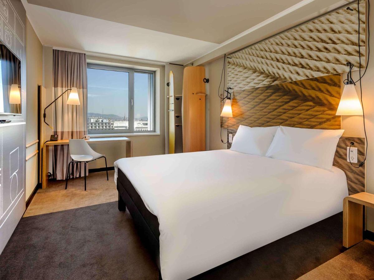 A room at the Ibis Hotel near the central bus station. Courtesy of the Booking.com website.